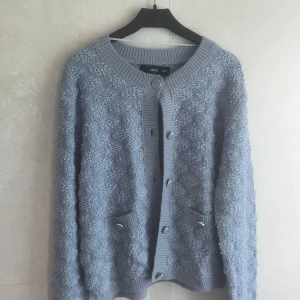 Ljusblå stickad kofta från mango - Säljer denna söta kofta från mango. Använd fåtal gånger i fint skick.