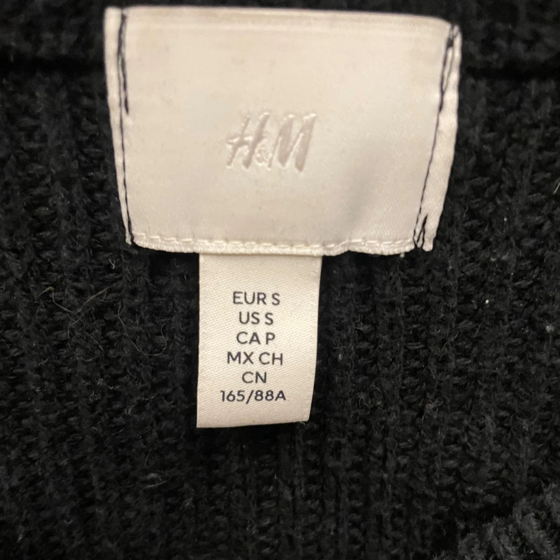 Svart stickad kofta från H&M med guldknappar - 3