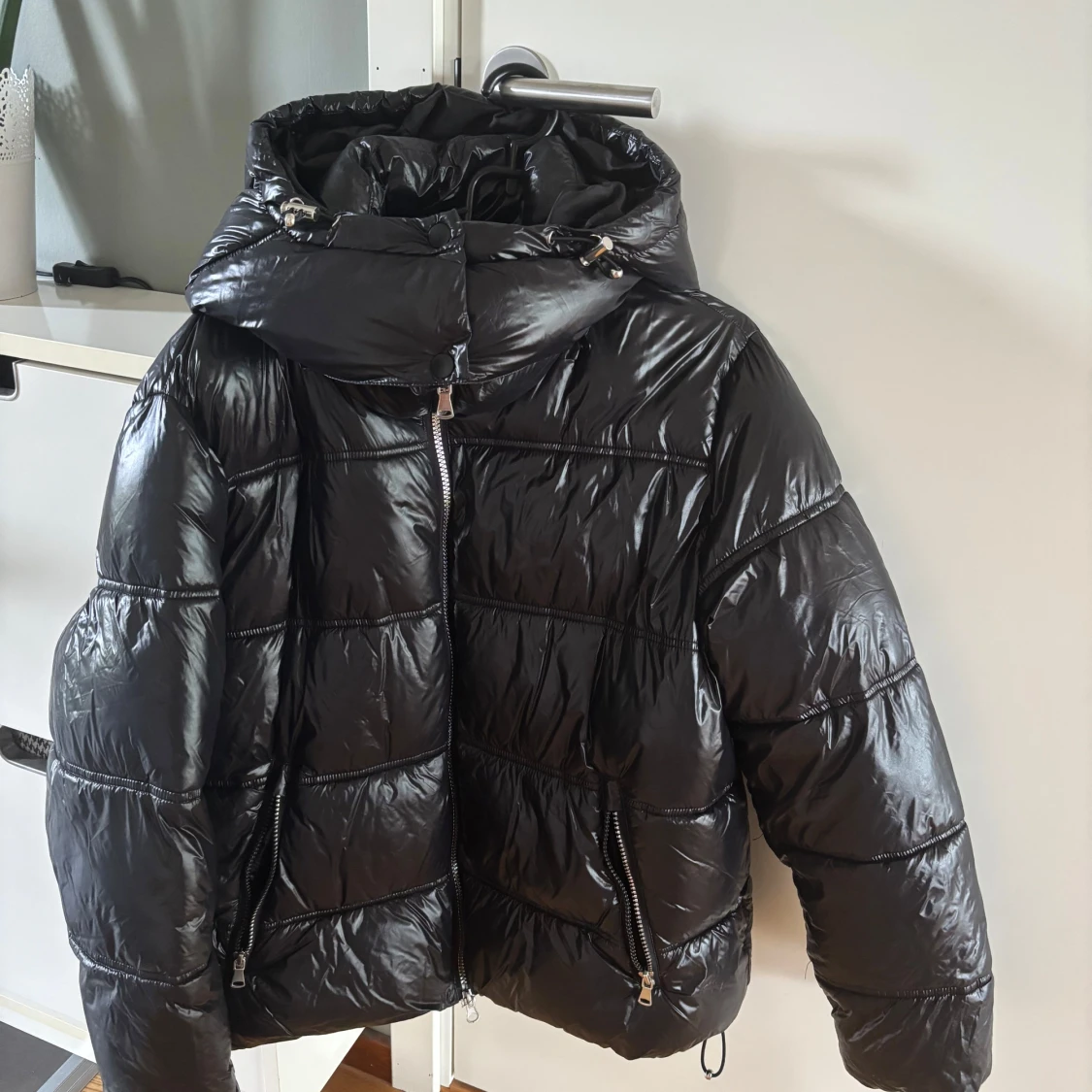 Svart glansig pufferjacka - 2