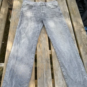 Gråa jeans - Säljer ett par grå tvättade jeans med rak passform. Hör av dig vid frågor!