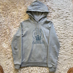 Apc hoddie  - Tja, säljer nu en riktigt snygg A.P.C hoddie i storleken XS | Hoddien är lite större så kan eventuellt passa S | Killen på bilden är 175 | Unik och stilren så funkar till väldigt mycket | Extra mysig nu när hösten är runt hörnet | Kom privat för fler bilder eventuellt frågor angående Hoddien, Max😎