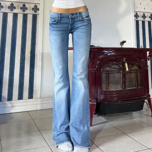 7 for all mankind jeans  - Låga vintage jeans i bootcut❤️ Midja 79cm & Innerben 85cm❣️ jag är ca 165