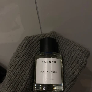 ESSNCE Fleur Chere Eau de Parfum - Parfym från ESSNCE i doften Fleur Chere . Doften är blommig och fräsch med jasmin och apelsin, har ett hjärta av ambra, ambergis och myrra samt en varm bas av cederträ och vanilj. Perfekt för dig som gillar unika och sensuella dofter.