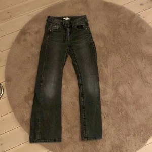 Gråa  jeans från Gina Tricot, stl 152 - Snygga gråa jeans från Gina Tricot i storlek 152. Jeansen har klassisk femficksdesign, raka ben och subtila slitningar framtill. Perfekta till en cool vardagslook och passar till det mesta. Materialet är mjukt och bekvämt jeans.