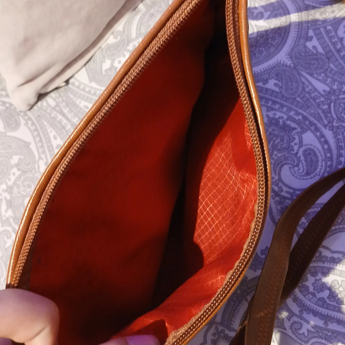 Brun rutmönstrad axelväska i skinn - 2