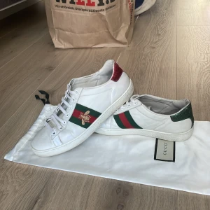 Gucci Ace sneakers med bi-detalj - Gucci Ace | storlek 36,5 men passar 37 och 38 | skick 7/10 färgen har gått bort på vissa ställen och har små defekter, kan ser inget när man har på sig dem. Sulan är borta så har lagt til en extra | 100% äkta som bevis följer dustbag med | skriv privat för flera bilder | nypris 9000kr mitt pris 1600kr, pris är ej hugget i sten✅| 