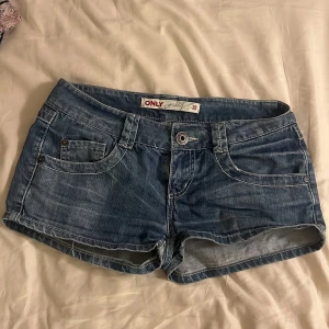 Blå jeansshorts från ONLY - Super fina jeans shorts. Köpt på vinted men aldrig använt. Passar storlek S.💗