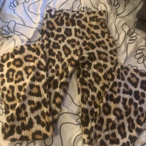 Leopardmönstrade bootcut byxor  - Säljer ett par riktigt snygga leopardmönstrade byxor med wide legs och midwaist. De är ribbade och har en skön stretchig känsla. Det är storlek xs men passar upp till M. Har använt dom några gånger.