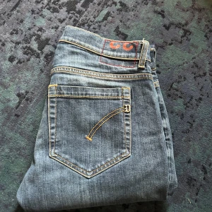 Dondup Jeans George - Säljer dessa nästan helt nya dondup jeans i storlek 33, men skulle själv säga att dem är väldigt korta i längden, är själv 180 och de är för korta. Skulle påstå att jeansen passar folk runt 170-175cm beroende på hur långa ben ni har! PM FÖR INFO!