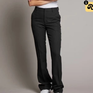 Svarta kostymbyxor med rak passform - Svarta högmidjade kostymbyxor från bikbok. Dessa är i modellen vilma.💕Ser som nya ut och väl bevarade, storlek 38 i dom men passade mig perfekt som har storlek 36 i vanliga fall💕💕