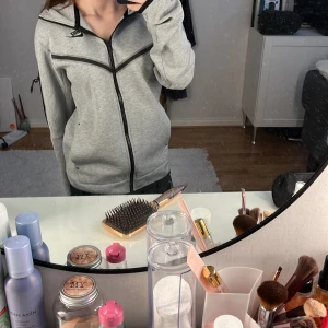 Nike Tech fleece - Säljer min nästan oanvända Nike tech fleece då den inte kommer till användning och inte är nåt för mig, inga defekter. Skriv privat för fler bilder, pris kan absolut diskuteras! Säljer för 550kr ❤️