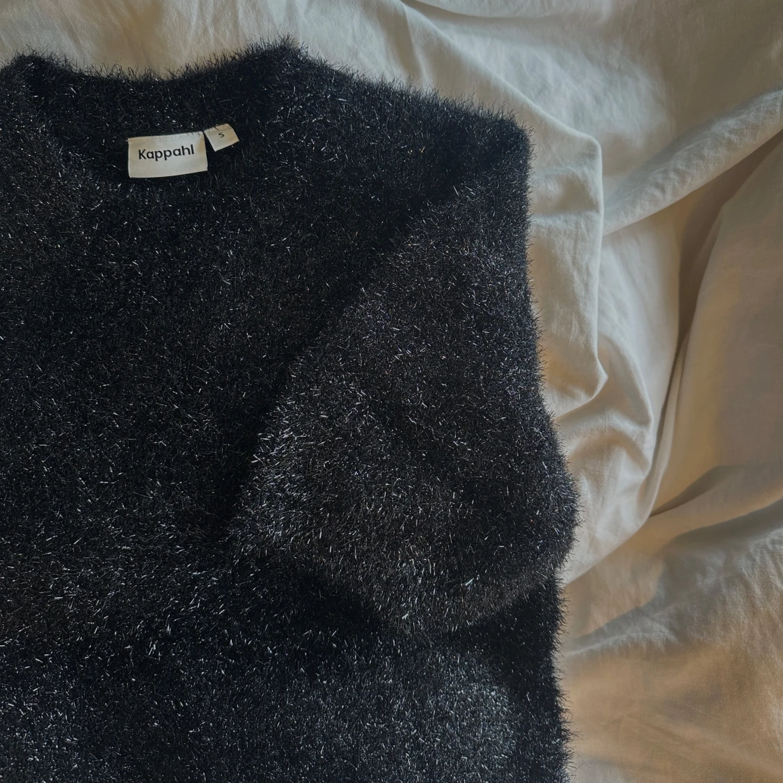 Svart fluffig tröja från Kappahl - 2