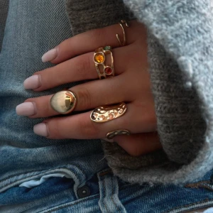 4 st unika guldiga ringar - Säljer ett set med fyra coola ringar i guldton. Alla fyra kostar sammanlagt 160kr, men kom privat ifall ni endast vill köpa en enstaka ring då styckpriset är 60kr( den sista bilden visar vilka som är kvar ). 🩷🪷🤗