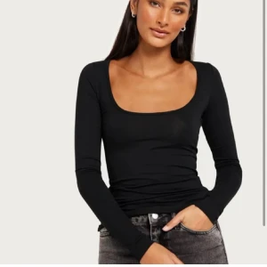 Topp Nelly - En svart långärmad topp från Nelly, Scoop Neck LS Top. Nyskick!