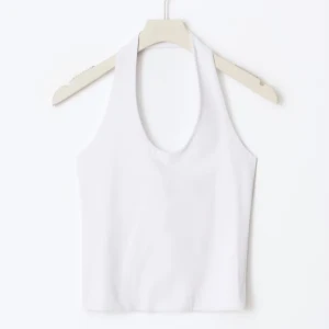 Vit croppad linnetopp med halterneck - Säljer en vit croppad linnetopp med halterneck och djup urringning. Toppen är ärmlös och har en enkel, stilren design som passar perfekt till jeans eller kjol. Tillverkad i mjuk bomull för en skön känsla. Aldrig använt bara prövat, tyvärr finns det ett litet hål, säljer därför billigt 💕