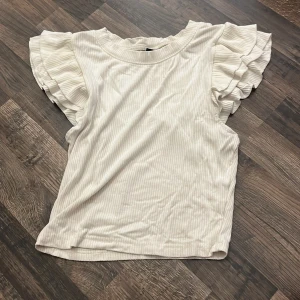 Cute topp - Cute topp med volang ärmar 