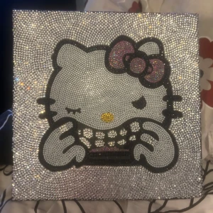 Handgjorda Diamant tavlor ( dom är ofärdiga! ) - Här är lite bilder på tavlor som är ofärdiga men som sedan kommer säljas när jage klar med dom. Jag gör dom själv och tar gärna emot böstellningar om man till exempel vill ha nån speciell tavla. Hör gärna av dig om du är intresserad💞pris kan diskuteras när de gäller va man vill ha för något 