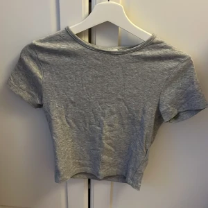 Grå croppad topp från Gina Tricot - En ljusgrå lite kortare tröja🩷