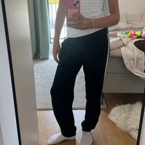 Svarta Adidas mjukisbyxor med ränder - Svarta mjukisbyxor från Adidas, skriv för mer bilder och pris kan diskuteras, klicka inte på klä utan skriv till mig först 
