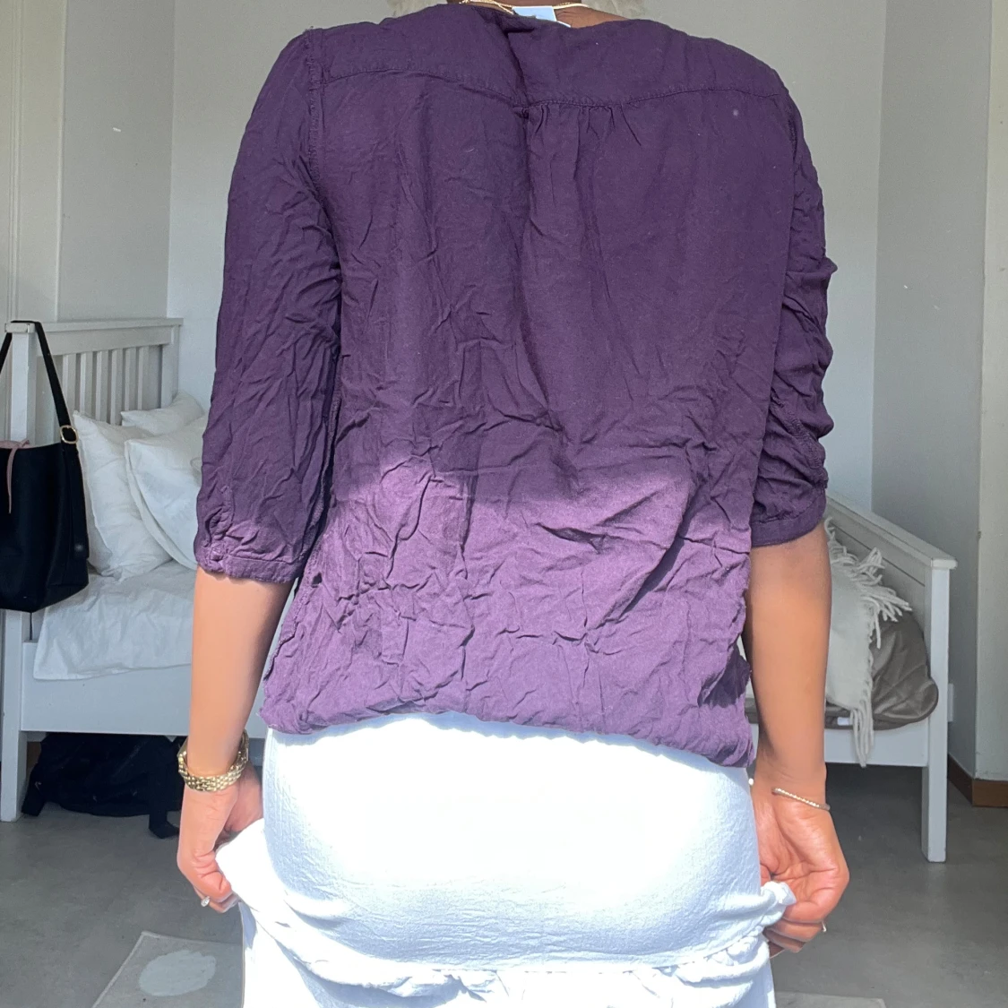 Lila blus med spetsdetaljer - 2