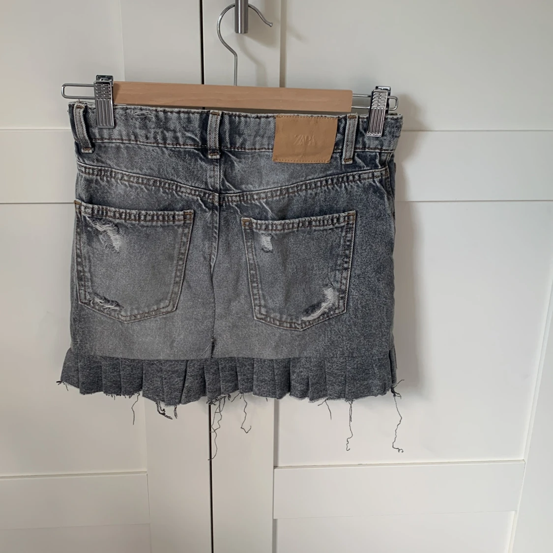 Grå jeanskjol med rå kant från Zara - 1