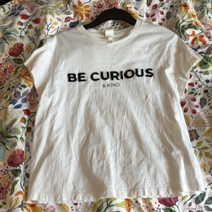 Snygg T-shirt med tryck från HM - Snygg vit T-shirt från HM med tryck med textur. Använd en del gånger och säljer då den inte används. Fin att ha till jeans eller om man bara vill ha något lite mer än bara en vit tröja. 