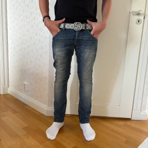 Dondup George jeans blå slim fit - Tjenare, säljer nu mina Snygga blå Dondup George jeans som var försmå. De är Slim fit och snygg till allt. Jeansen har slitna detaljer och metall-D på bakfickan. Svin bra pris för ett par jeans som dessa. Hör av er vid minsta fundering👌👌