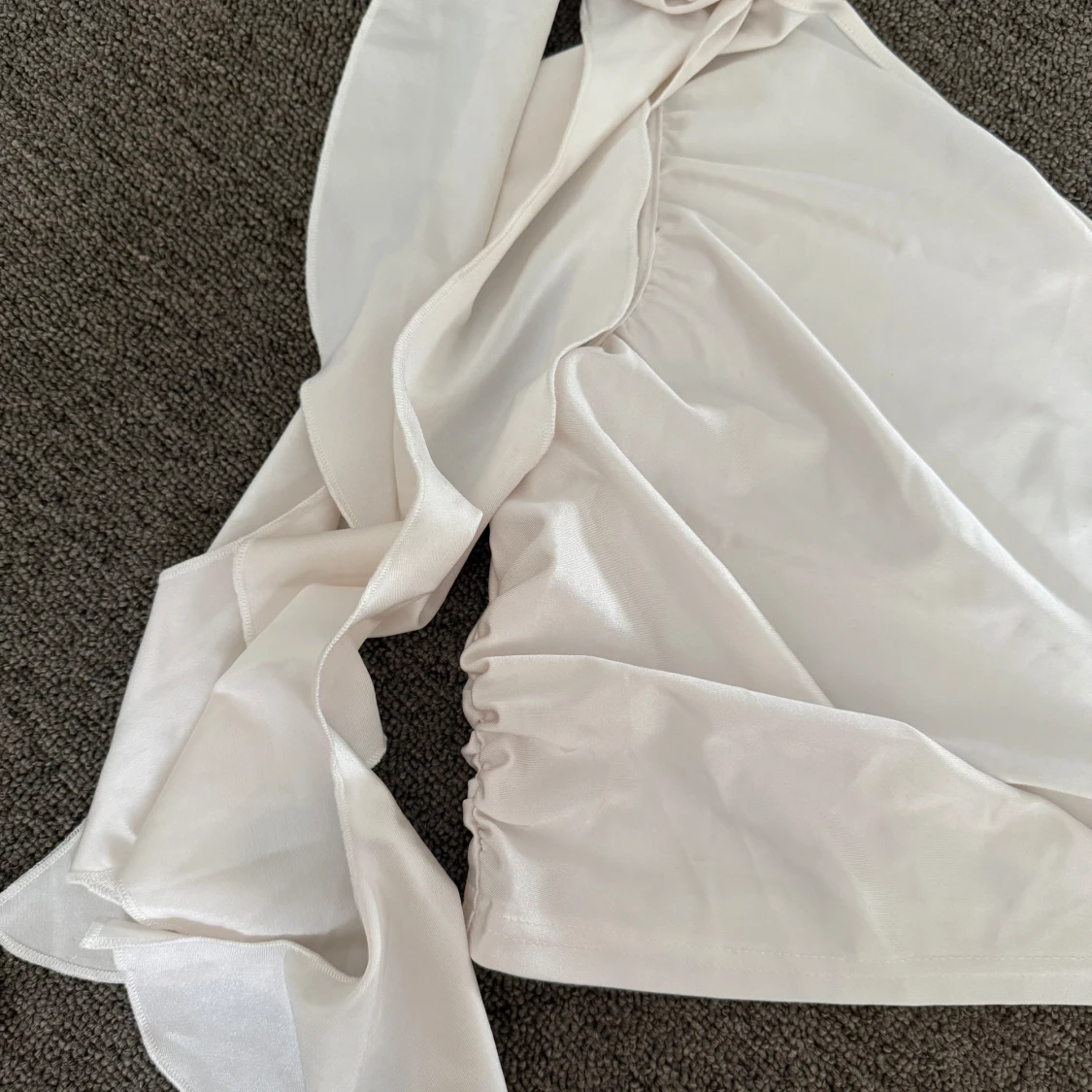 Vit oneshoulder topp med rosett - 2