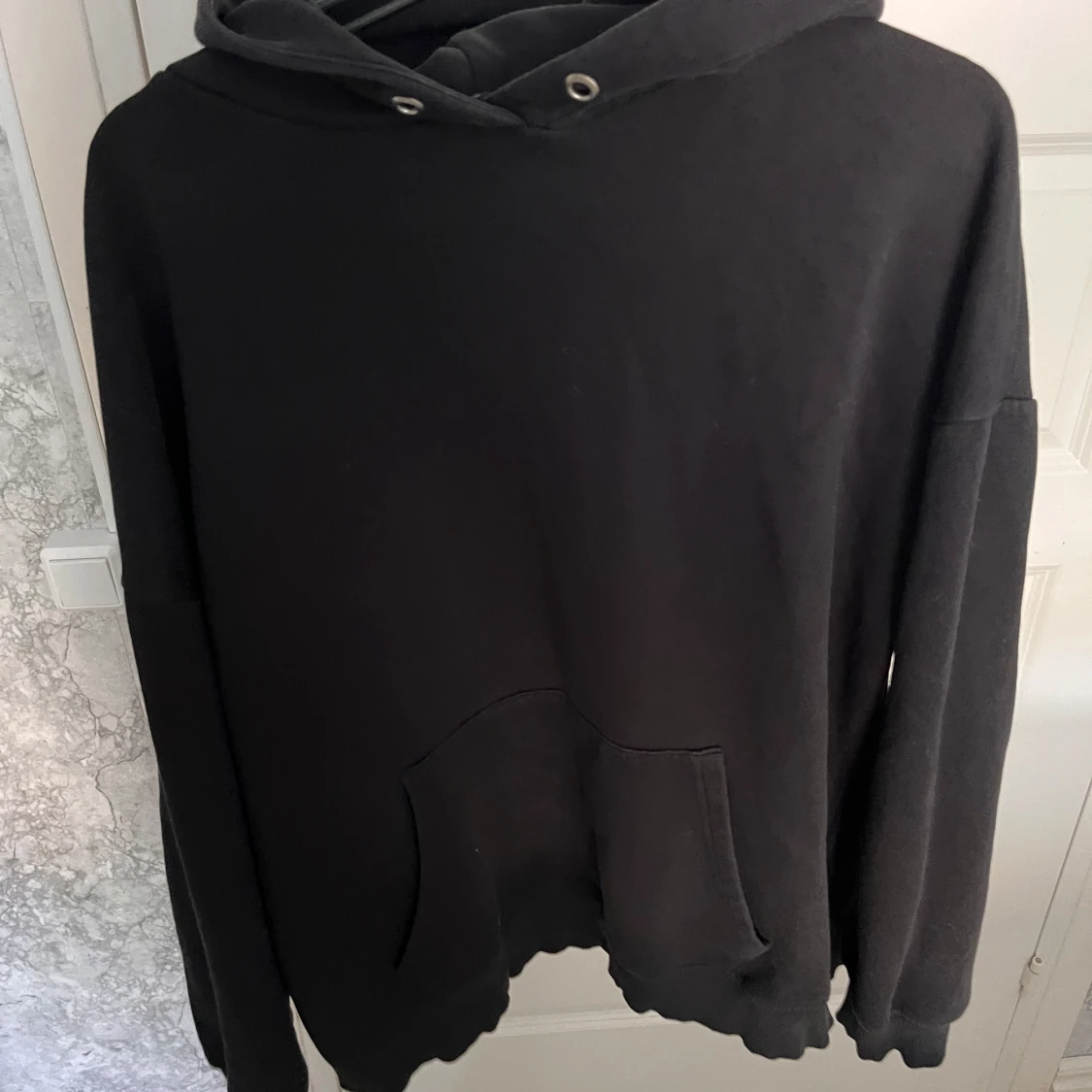 Svart hoodie från Nelly - 1