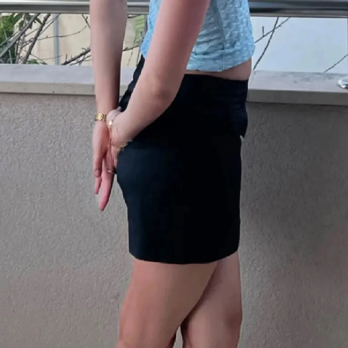 Svart kortkjol med fickdetaljer - 2