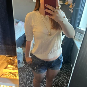 Vit stickad tröja från lager157 - En tunn stickad tröja från lager 157, väldigt bra skick och använd fåtal gånger. 