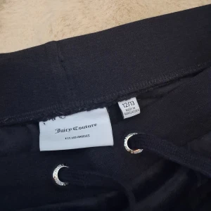 Mörk blå, Juicy Couture - Mörk blåa Juicy Couture. Knappt använd. 