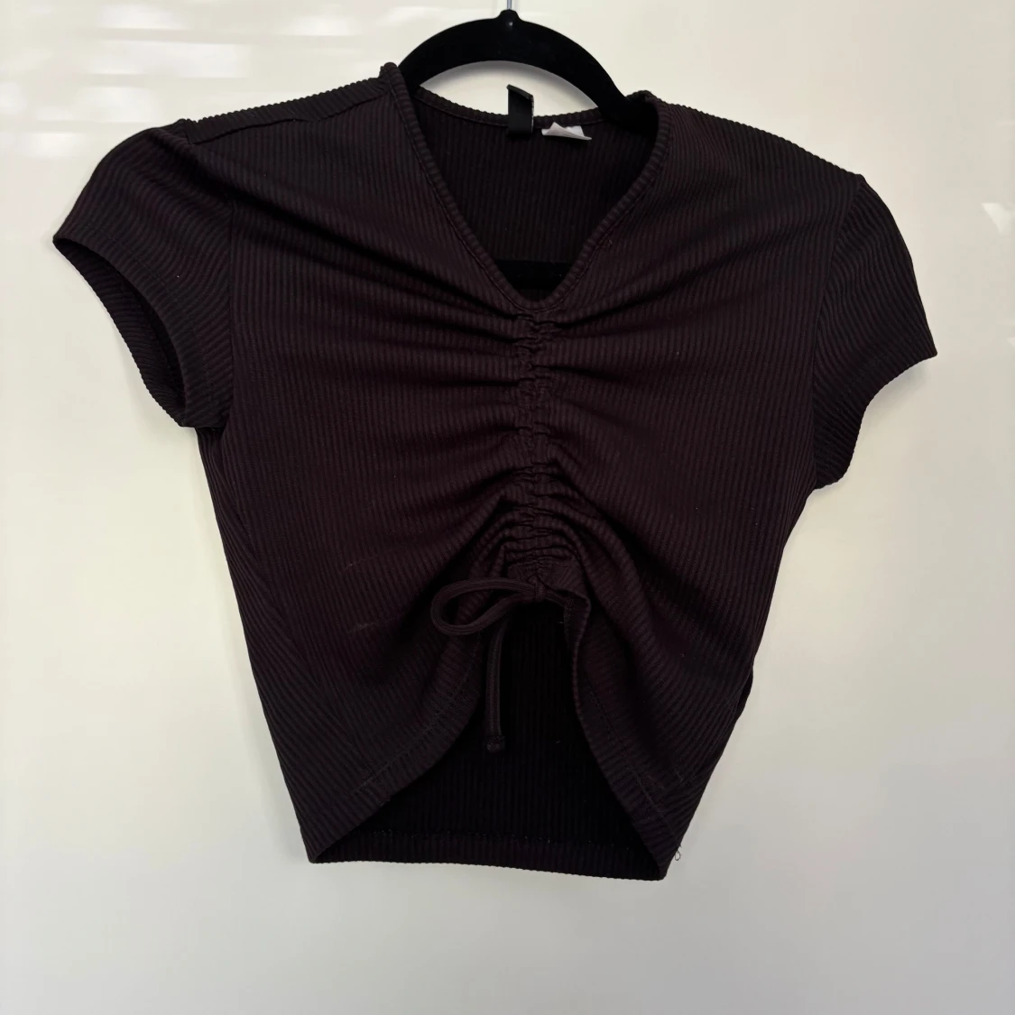 Svart ribbad croppad topp