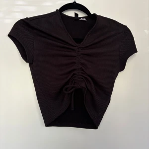 Svart ribbad croppad topp  - Fin topp som är i ett mycket bra skick 