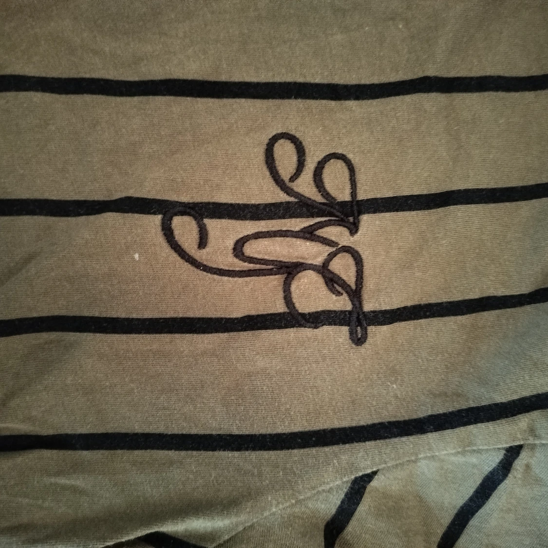 Randig grå t-shirt med svart brodyr - 2