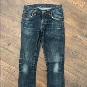 Nudie Jeans - Snygga nudie jeans i suveränt skick. Modellen har en snygg wash utan defekter, förutom två små hål i framfickorna. Inget ramlar ur hålen se de går att använda bra. Storleken är 29/32