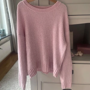 Rosa stickad tröja från FB Sister - Supermysig ljusrosa stickad tröja från FB Sister i ribbad modell. Tröjan har rund hals och långa ärmar med loose passform, perfekt för chill dagar. Materialet är mjukt och skönt, och färgen är riktigt söt. Passar dig som gillar enkel och stilren vibe.