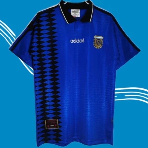 Argentina blå retro fotbollströja Adidas 94 - Specifikationer för Argentina Classic 94 Blå Fotbollströja: Produkttyp: Sport-T-shirt Produktklassificering: Klassiska T-shirts Material: 100 % polyester Storlekar: Finns i alla storlekar (S till 2XL) Färg: Blå Längd: Kort till midjan Namn- och nummertryck tillgängligt Spelarklassificering: Sitter åtsittande mot kroppen. Beställ en större storlek om du föredrar en lösare passform. För tvättinstruktioner, vänligen kontakta oss privat