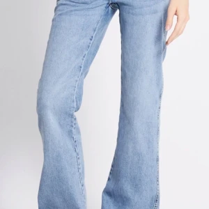 Low waist bootcut jeans - Low waist bootcut jeans från Lager 157 i storlek S och short (passar de omkring 160 cm). Inga defekter. Köpta för 400, mitt pris 350kr🌸 Egna bilder finns vid intresse 