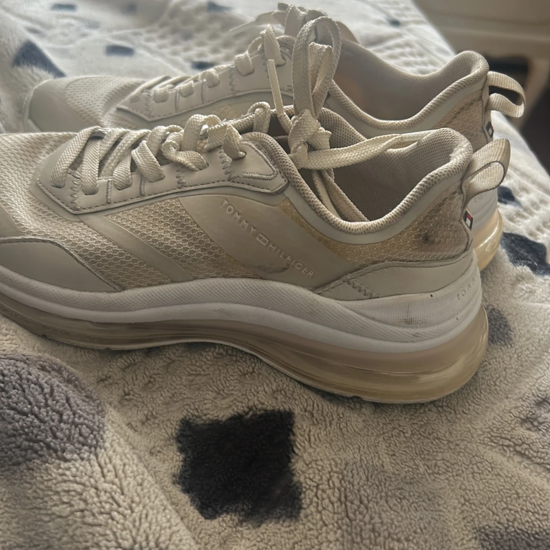 Beige sneakers från Tommy Hilfiger