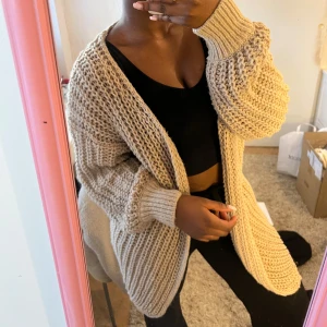 Beige stickad oversized kofta - Strl S