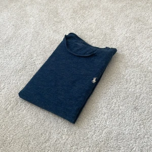 Marinblå t-shirt från Polo Ralph Lauren - Ralph Lauren t-shirt Skick – 8/10 | Size – L, XL | Hör av dig vid minsta fråga eller fundering!! Lägg märke till fläcken på baksidan( väldigt liten)!  Längd: 71 cm Armhåla till Armhåla: 54 Cm