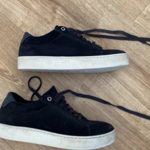Svarta sneakers i mocka från Vagabond - Säljer mina mocka skor pågrund av att dom är för små har använts i två månader annars bara stått. Storleken är 36 men passar även 37. Ge prisförslag🙏