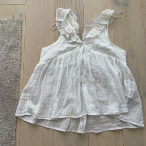 Vit blus med volang från Gina young - Supersöt vit blus från Gina young