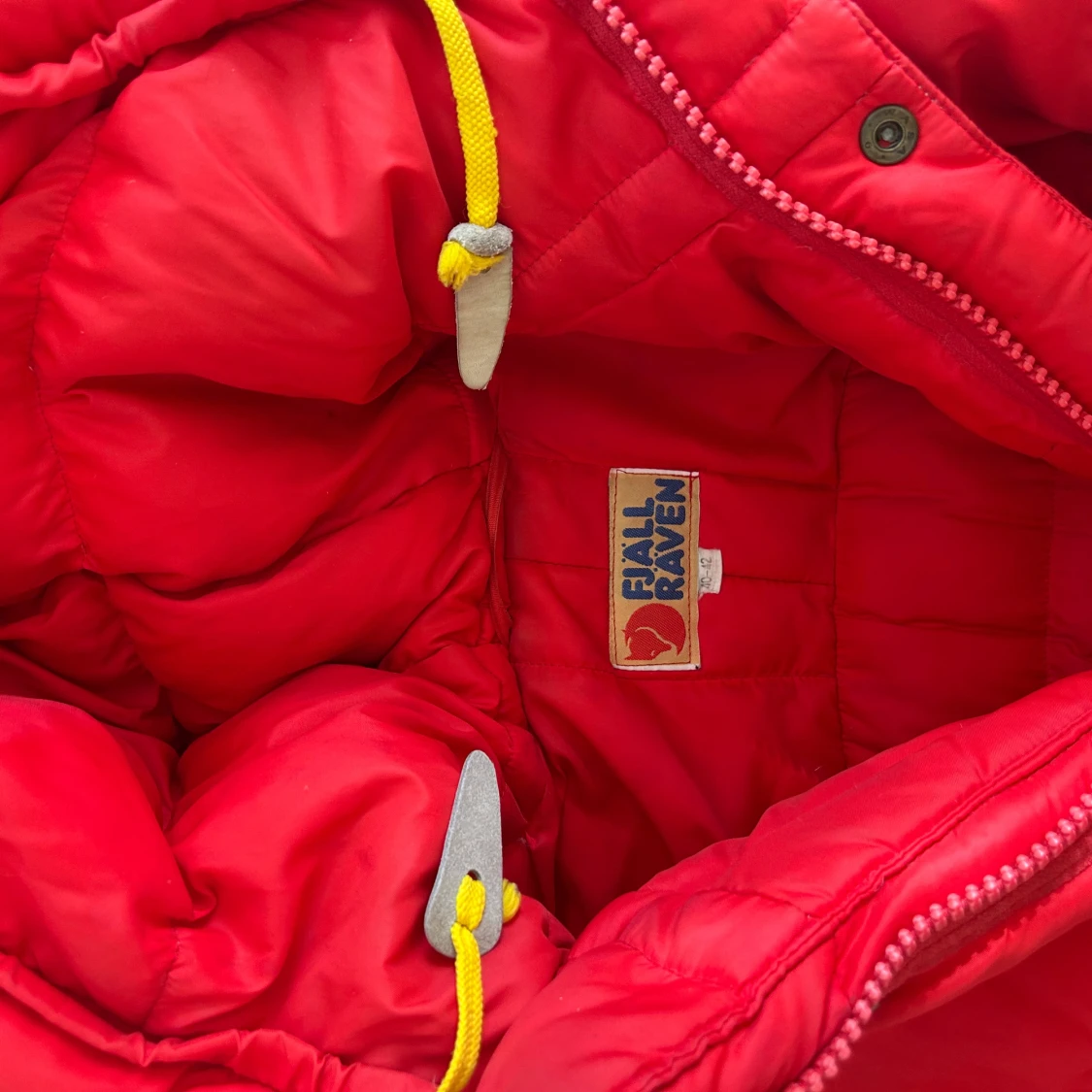 Röd Fjällräven dunjacka med huva - 1