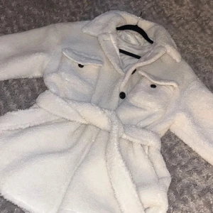 Teddy Jacka från nelly - Köpte den från Nelly för 600kr   Storlek XS/S