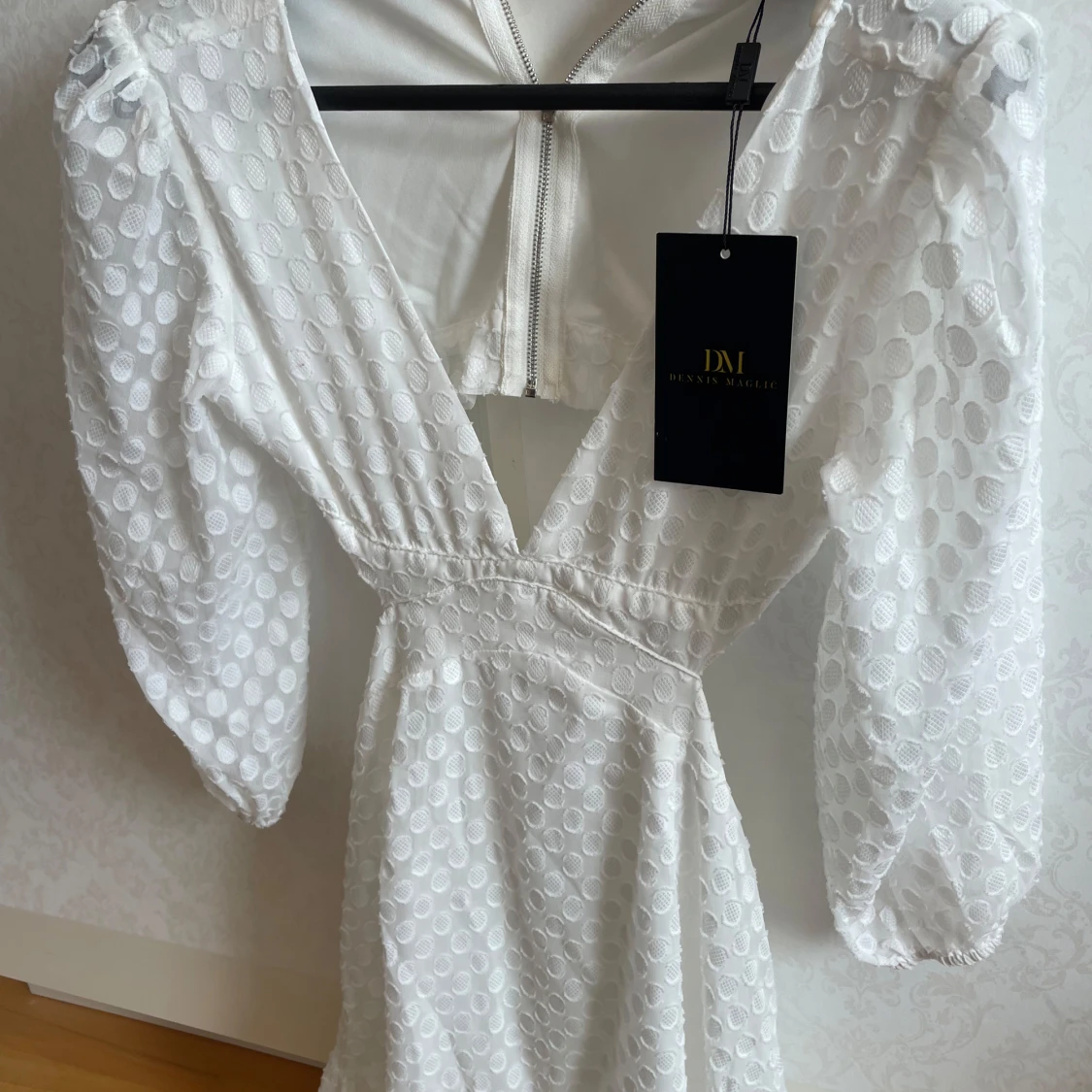 Vit prickig omlottklänning Dennis Maglic