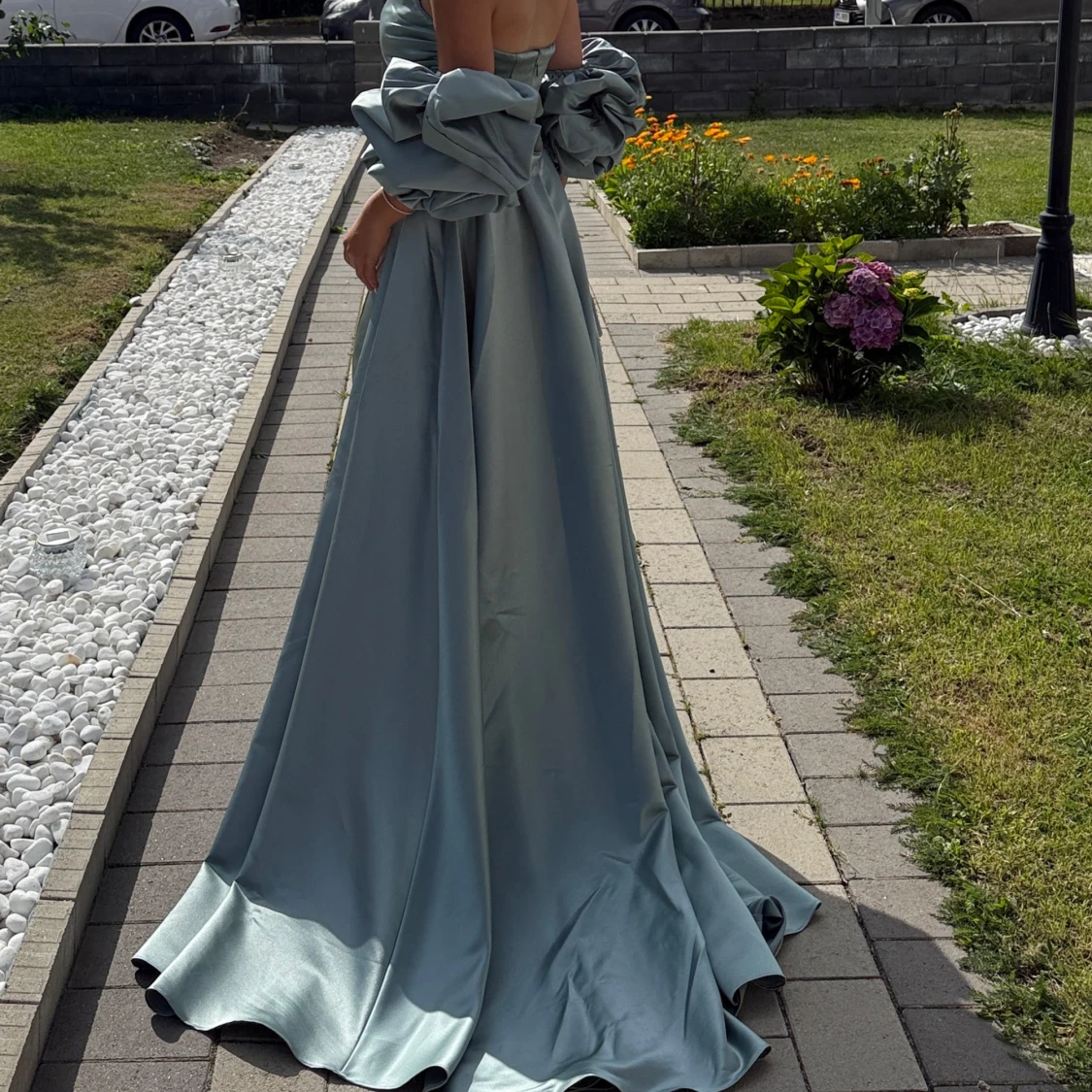 Ljusblå långklänning med puffärmar - 1