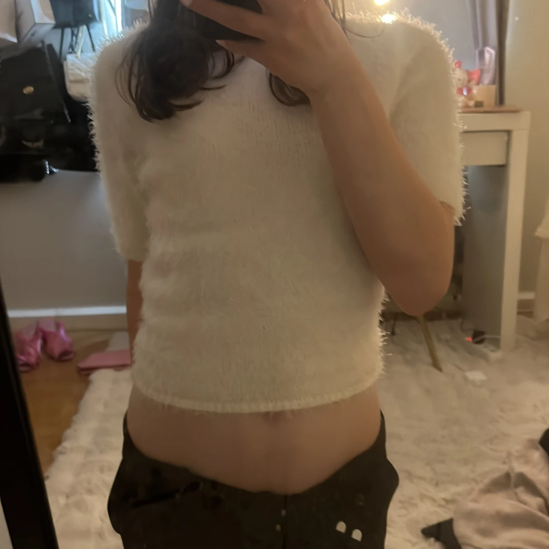 Vit fluffig topp med öppen rygg - 2