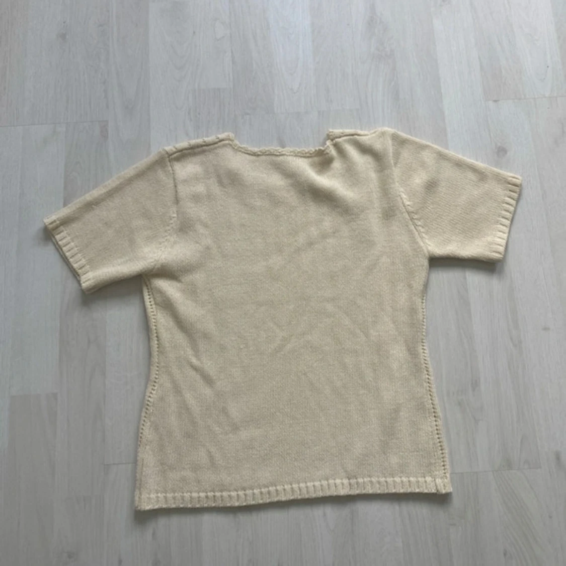 Beige stickad kortärmad tröja - 1